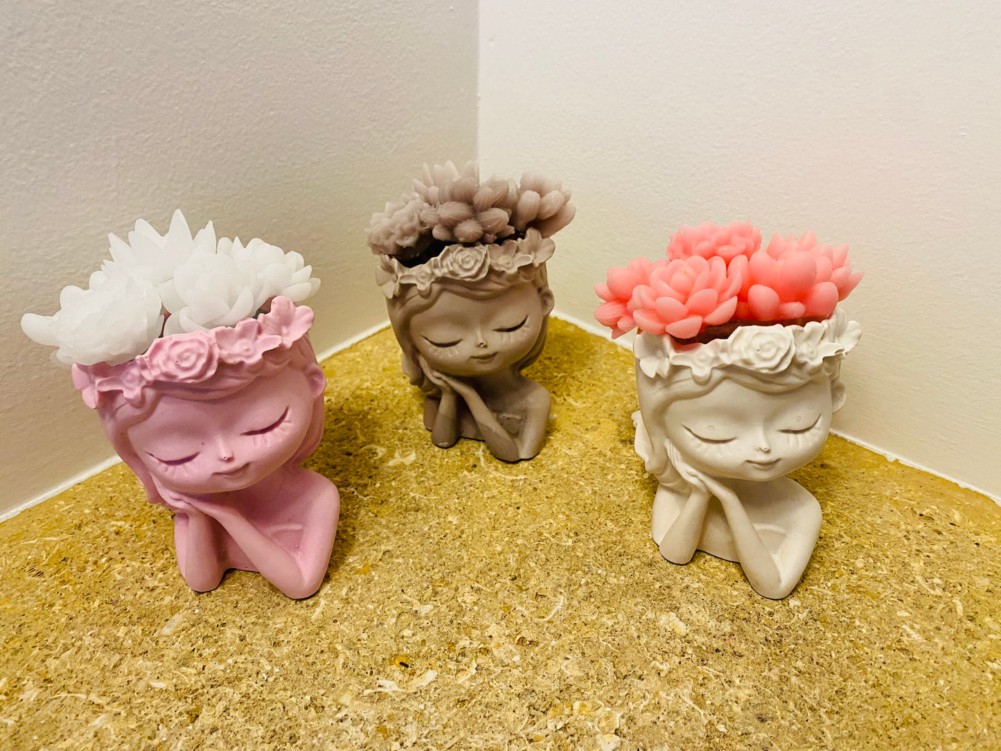 Menina com Flores em Vela Artesanal | Velas Decorativas Portugal