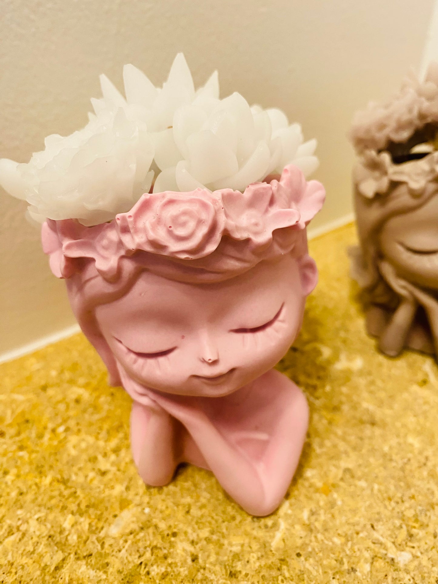 Menina com Flores em Vela Artesanal | Velas Decorativas Portugal