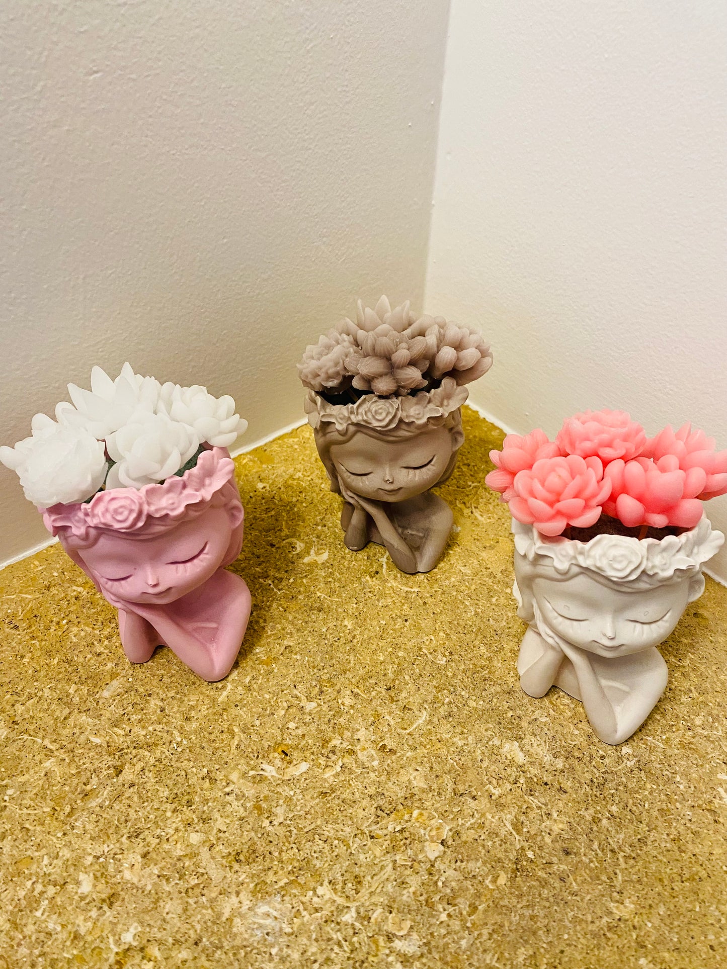 Menina com Flores em Vela Artesanal | Velas Decorativas Portugal