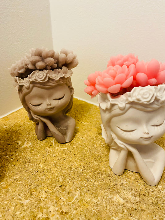 Menina com Flores em Vela